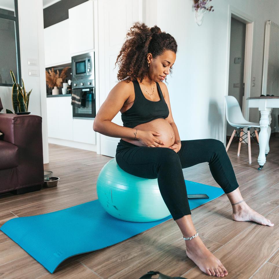 Mejores ejercicios para embarazadas con pelota de pilates - El sitio donde  criamos y aprendemos